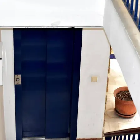 Alameda De Hercules, Gate Of Center *